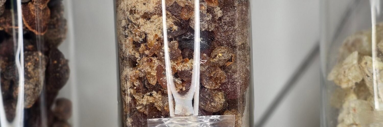 Sachet de 30 g de copal Mesquite – résine sacrée de Prosopis alba, encens naturel du Mexique pour ancrage et purification rituelle.