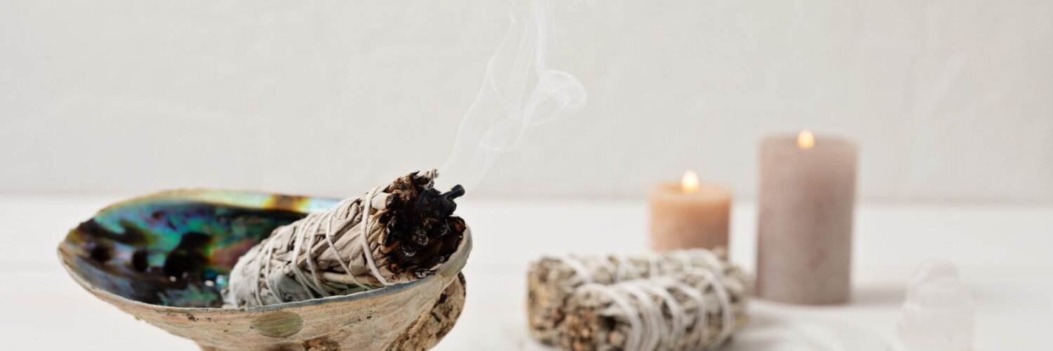 Fagot sauge officinale fumigation avec coquille d'ormeau — Isha Kriya