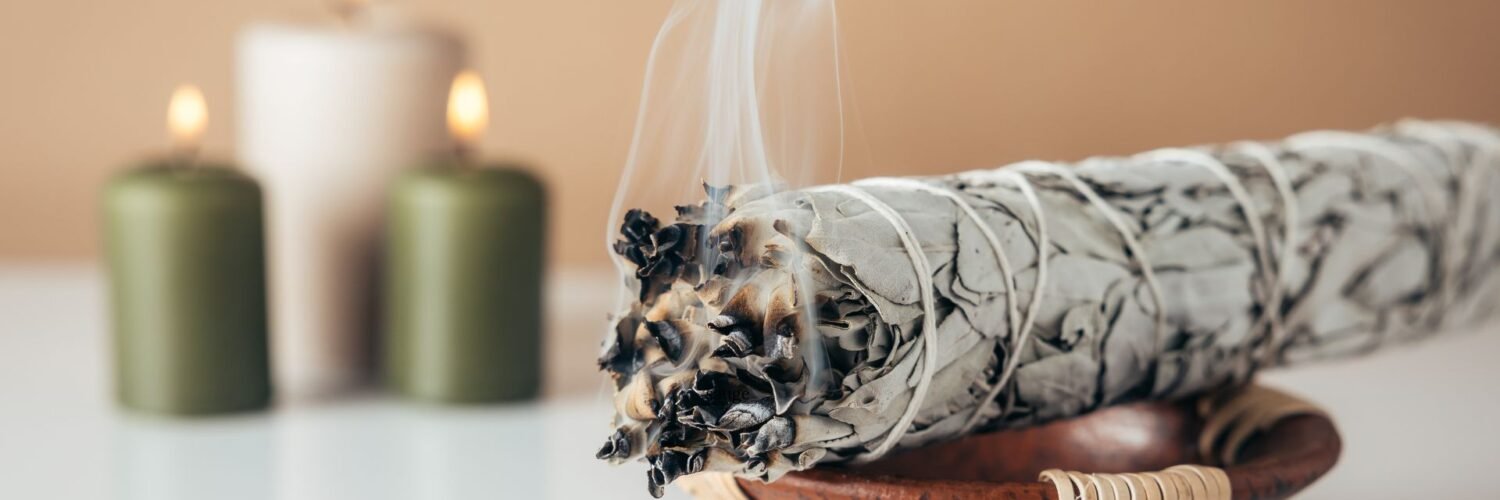 Fumigation à la sauge officinale dans une pièce — purification énergétique